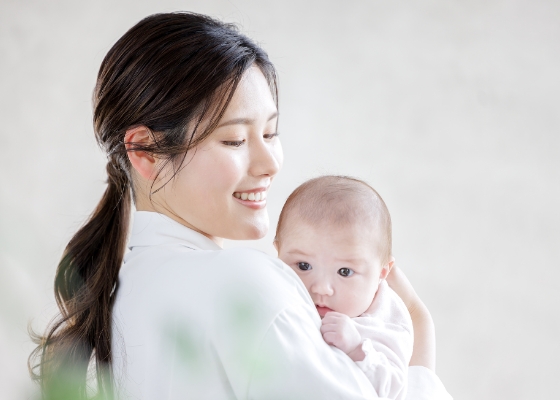 赤ちゃんを抱く女性