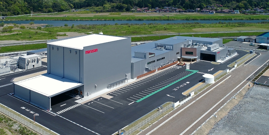 川沿いに位置する最新鋭の工場全景