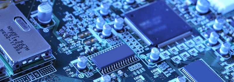 コンピュータ基板の電子部品のクローズアップ画像です。