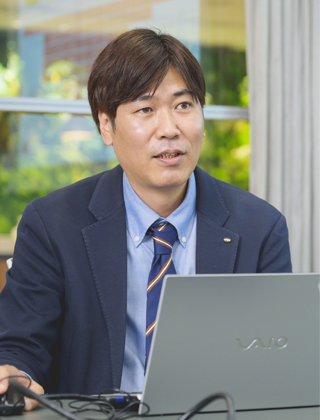 デスクに座っている男性の様子