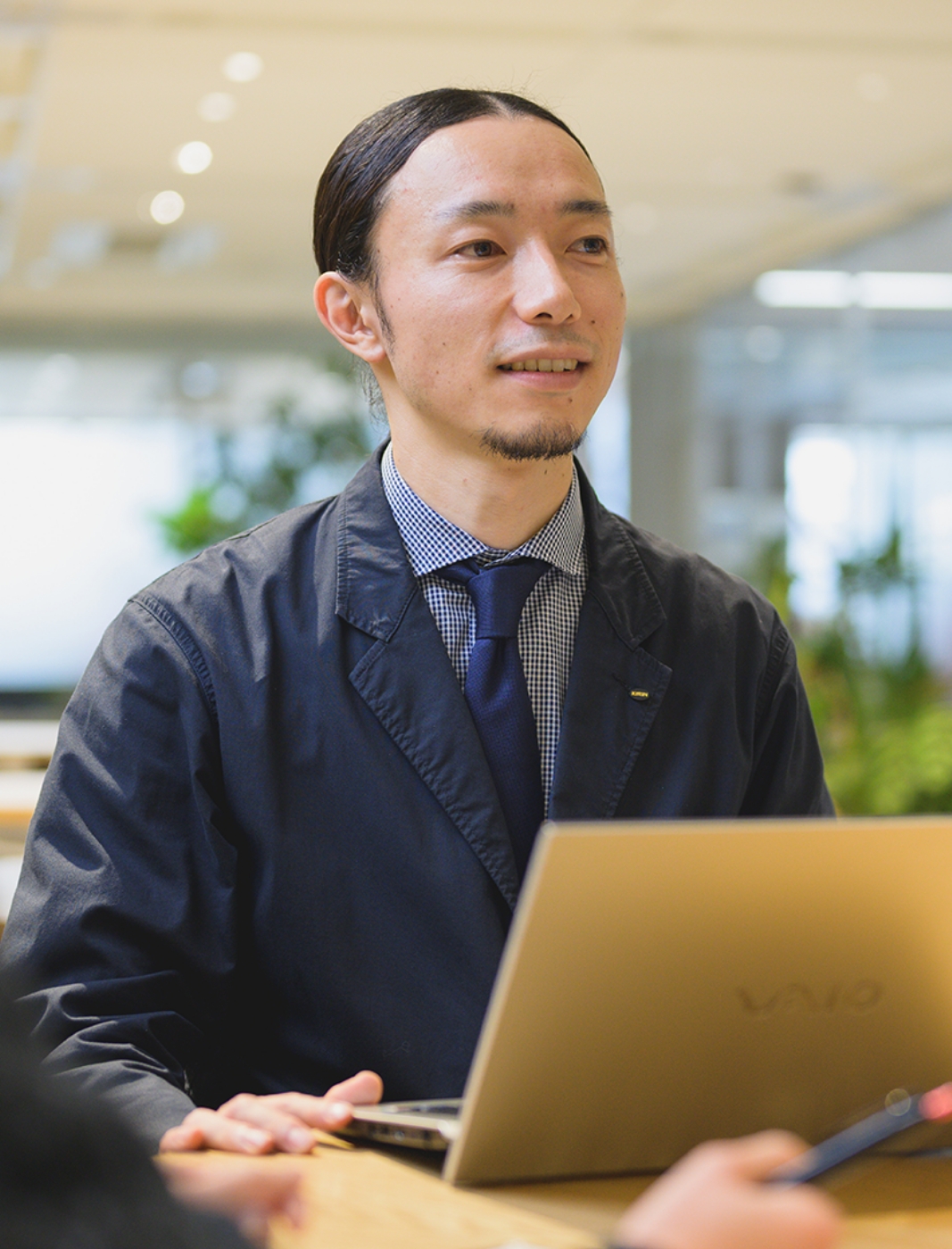 ノートパソコンで仕事をする男性社員