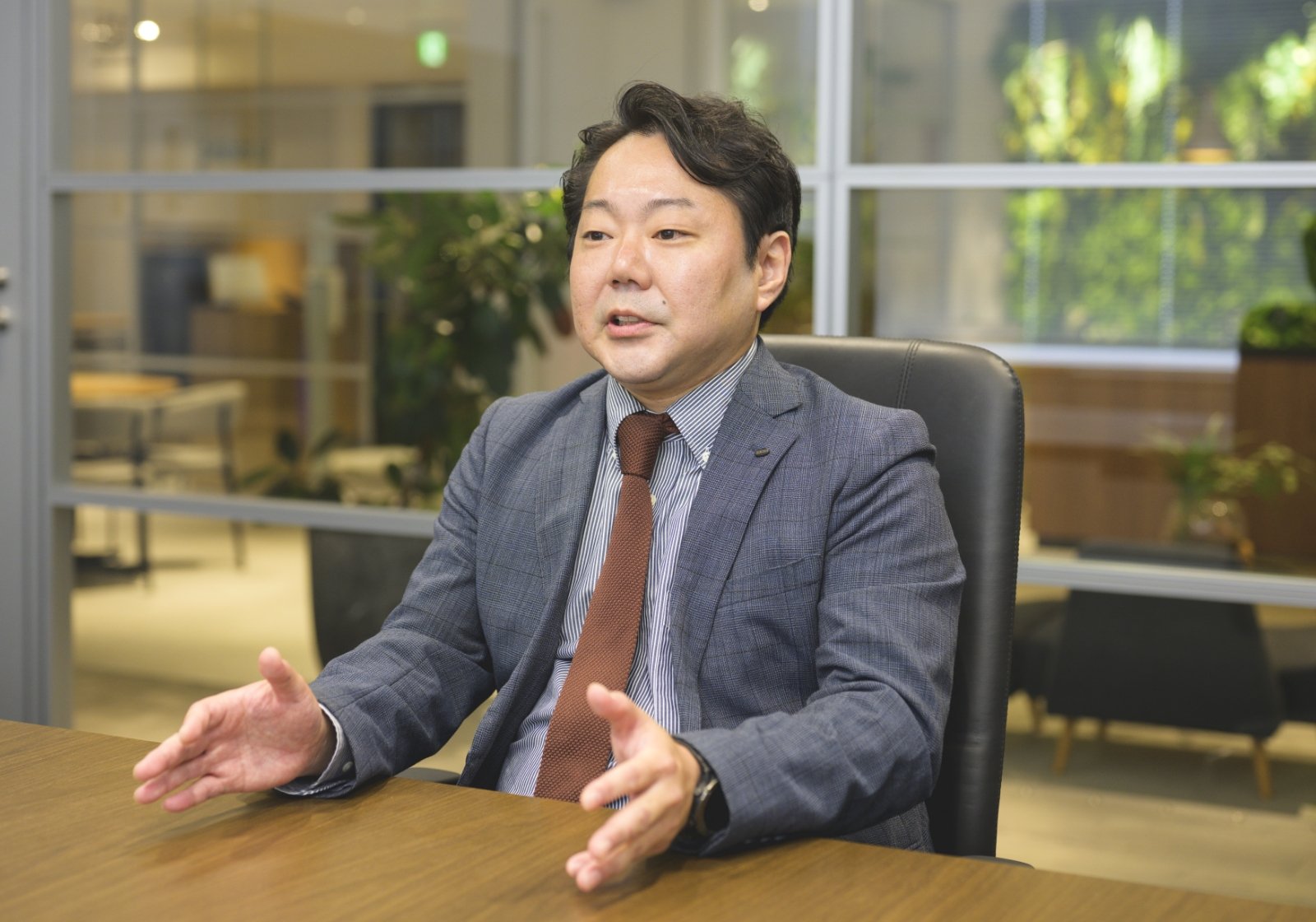 内田 宗正が面接の場で笑顔で話している様子
