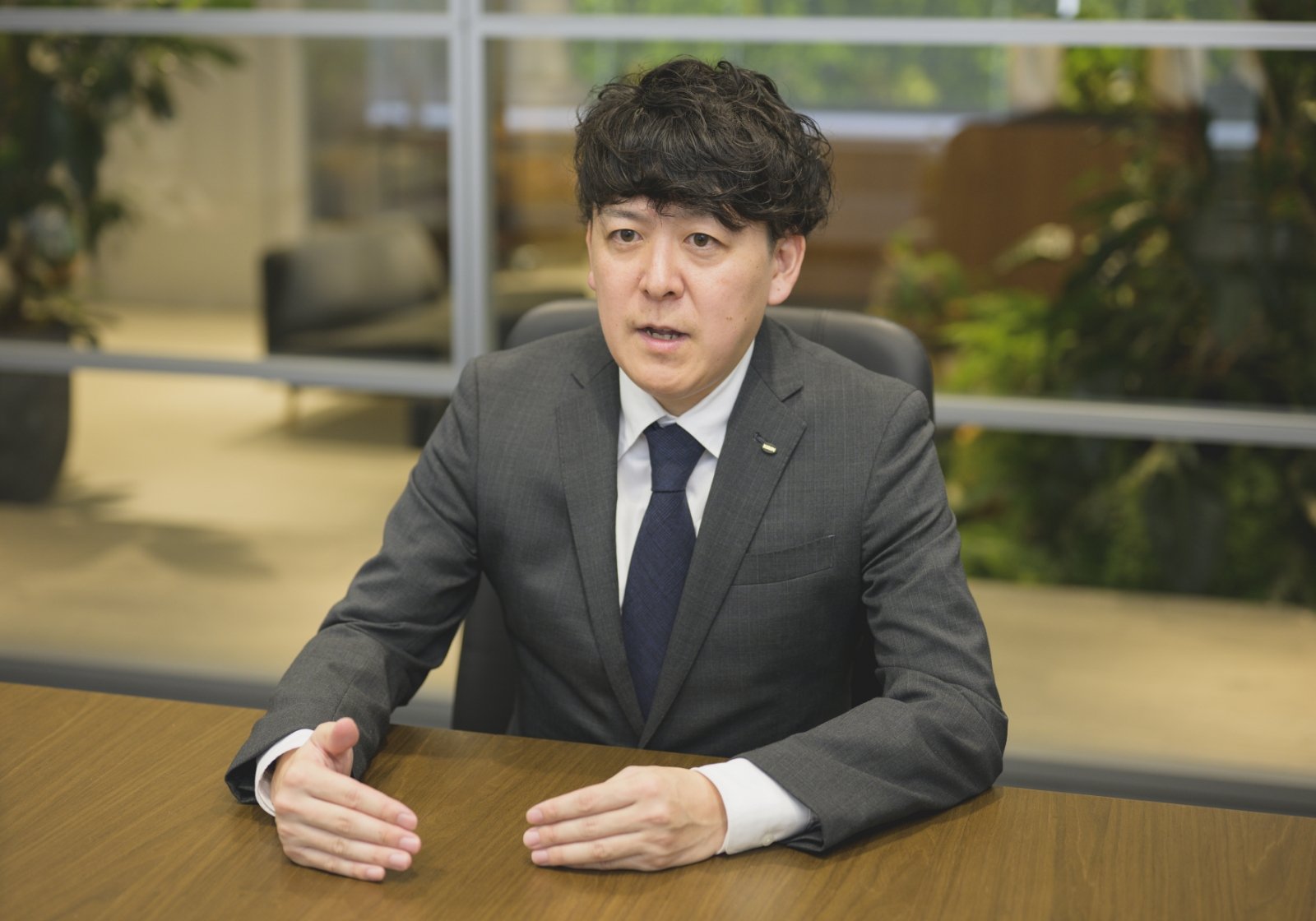 加藤 雄一が面接の場で笑顔で話している様子