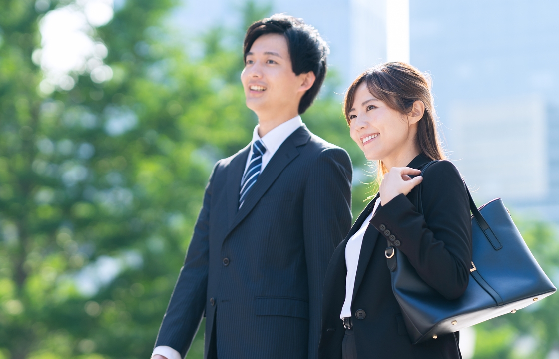 社員が快活に出勤する様子