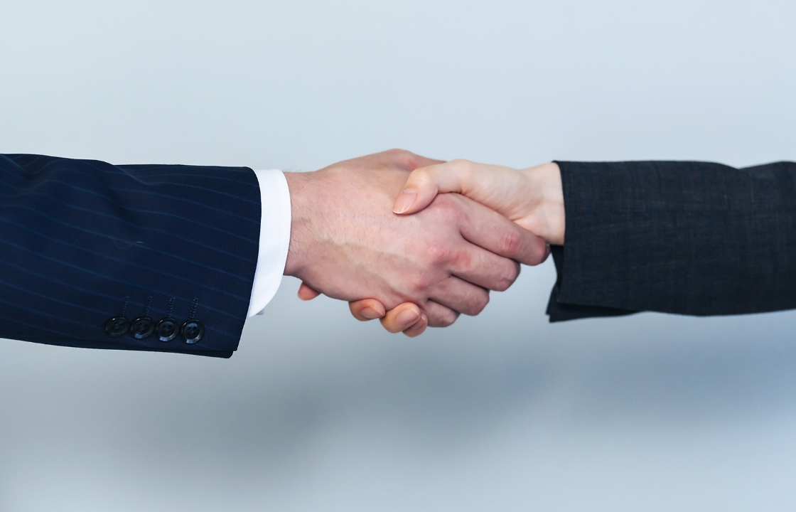 ビジネスの場面での握手の様子