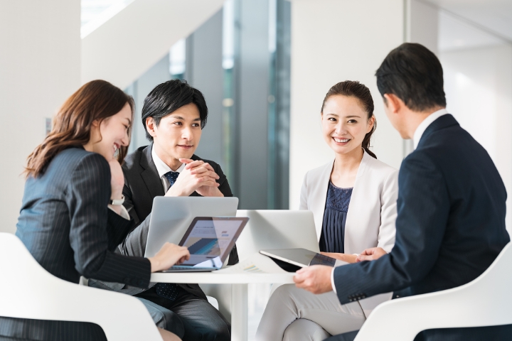 会議をしているビジネスパーソンの写真