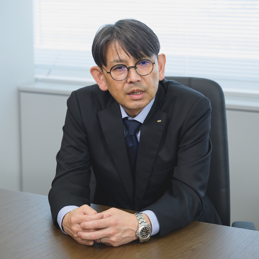 スーツを着た男性が会議室で話している様子