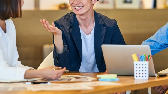 打合せする社員3名