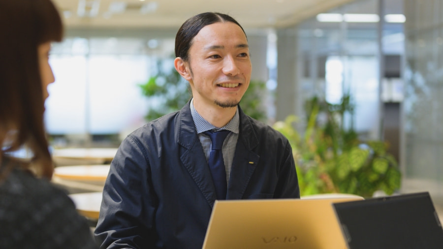 打合せする社員