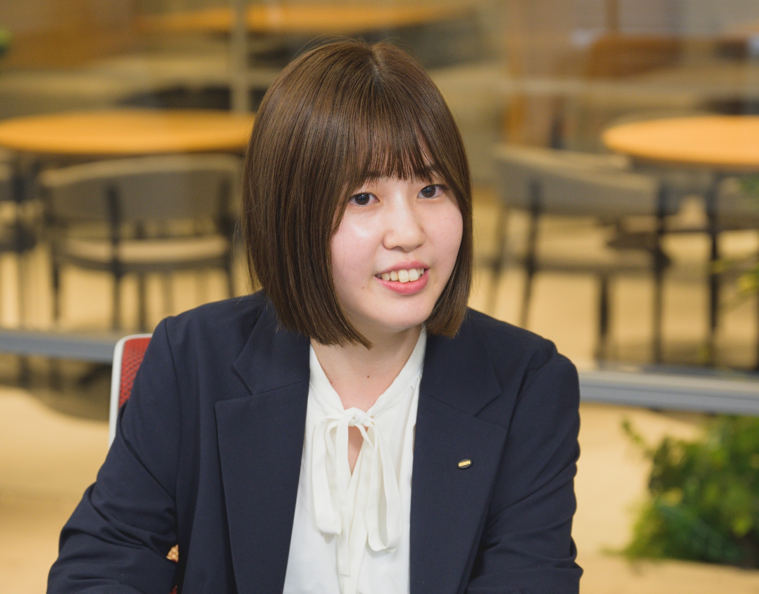 話す若手社員