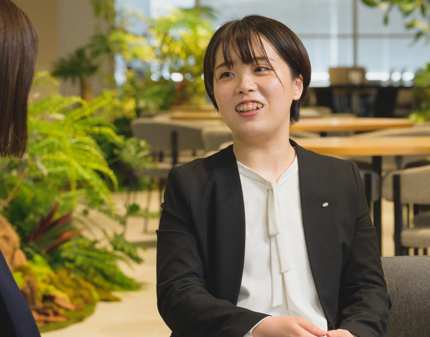 話す若手社員