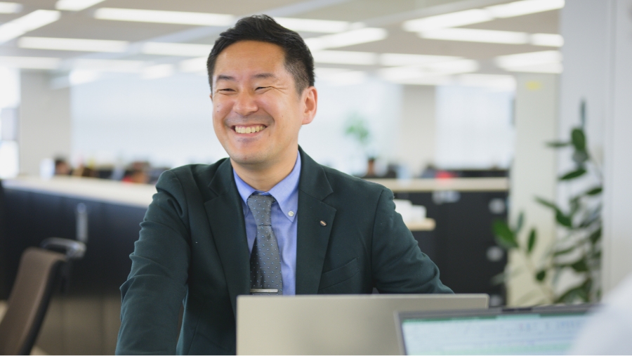 打合せする社員