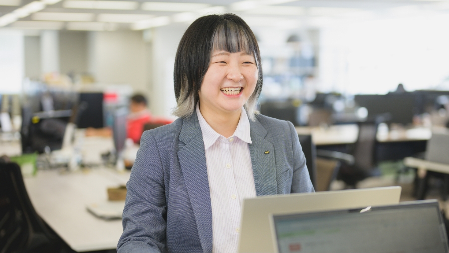 打合せする社員
