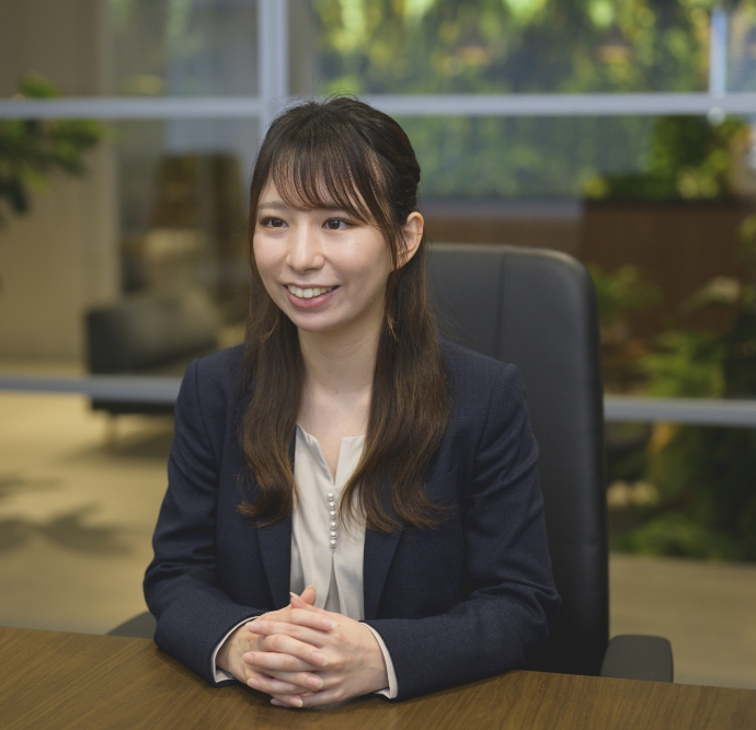スーツ姿の藤澤由佳がオフィスでインタビューを受けている様子