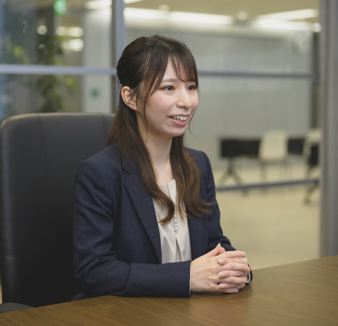 スーツ姿の藤澤由佳がオフィスでインタビューを受けている様子
