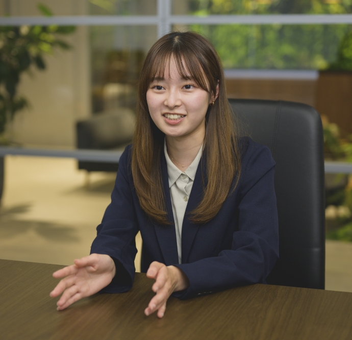 スーツ姿の市村春奈がオフィスでインタビューを受けている様子