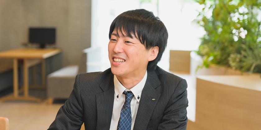 話す男性社員