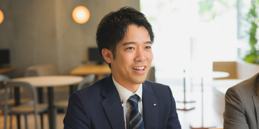 話す男性社員