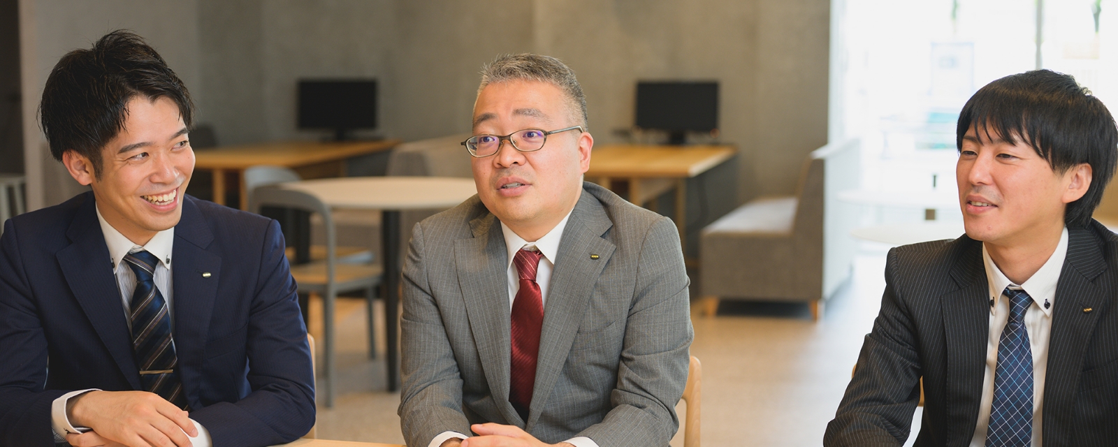 会議をする社員3名