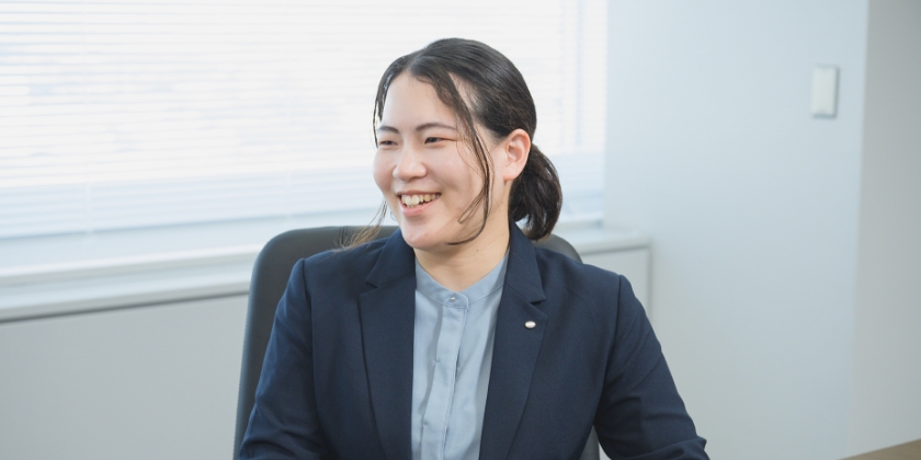 話す女性社員