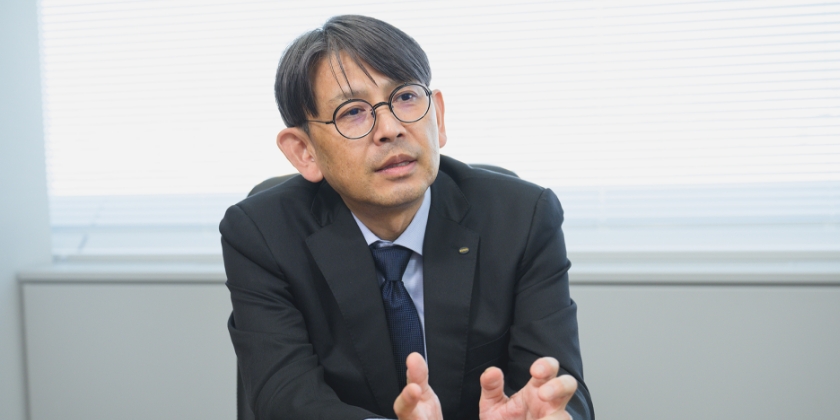 話す男性社員