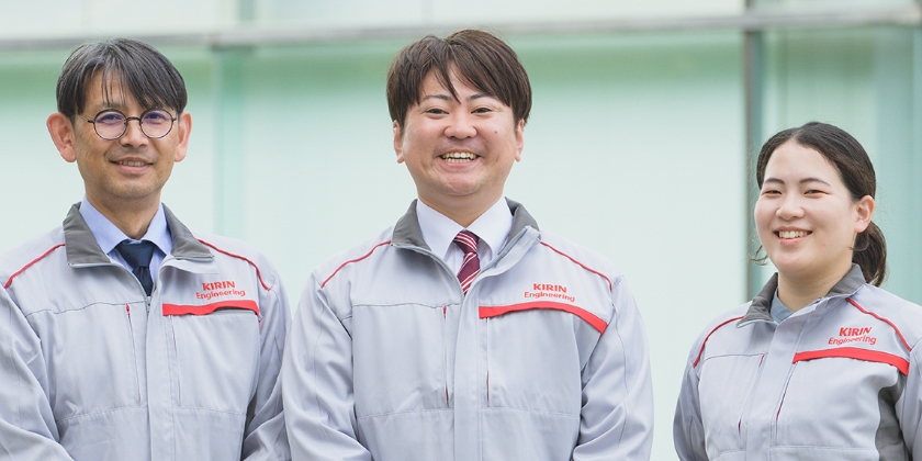 笑顔の社員3名