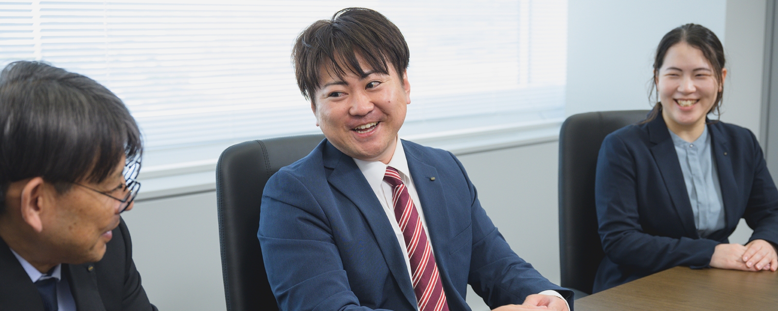 談笑する社員3名