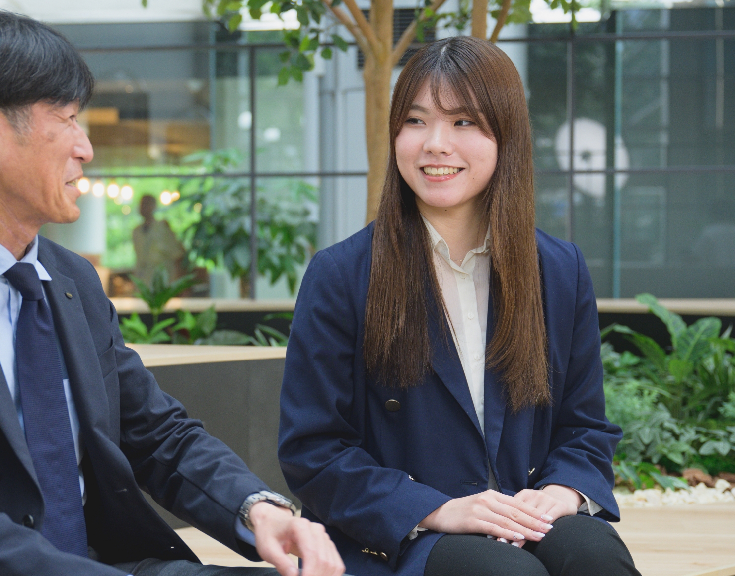 談笑する社員2名