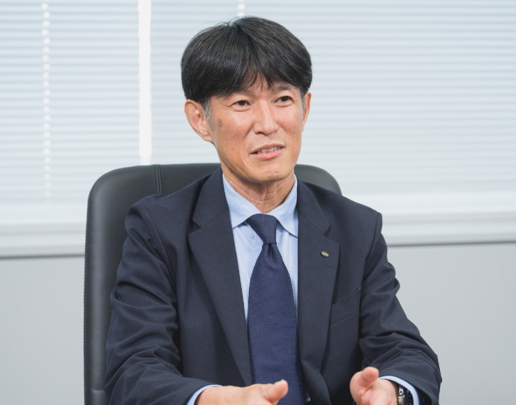 話す男性社員