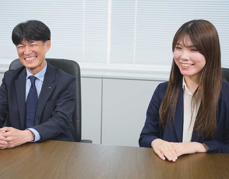 笑顔の社員2名