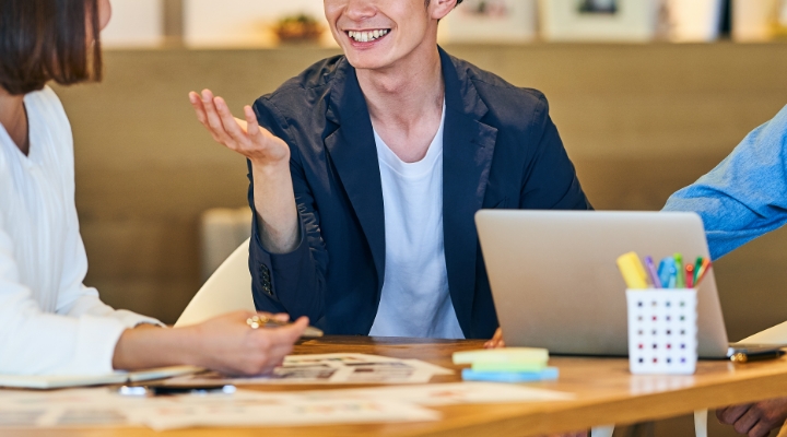 打合せする社員3名