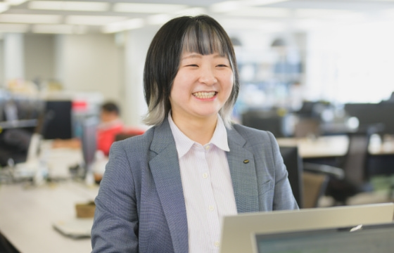 笑顔の女性社員