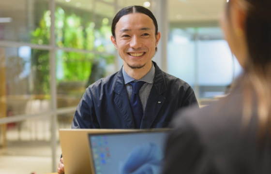 笑顔の男性社員