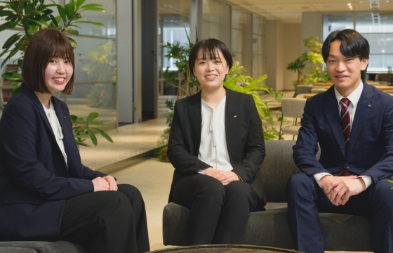 談笑する社員3名