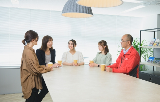 談笑する社員5名