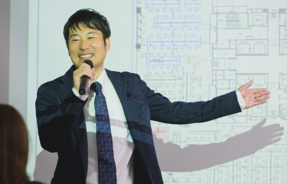 プレゼンする男性社員