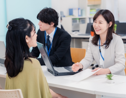 打ち合わせする社員3名