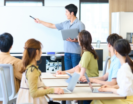人材育成プログラムを受ける社員たち