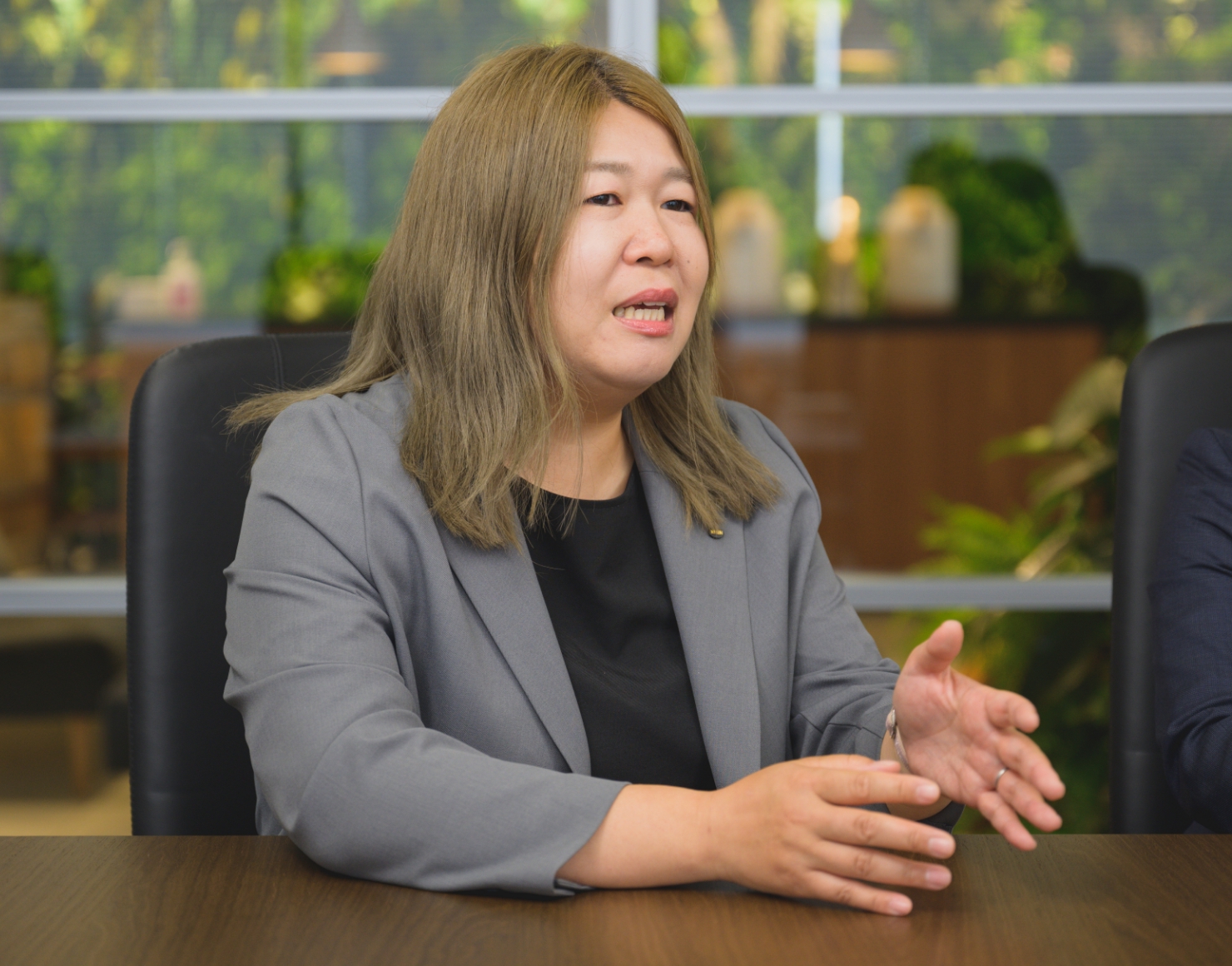 話す女性社員