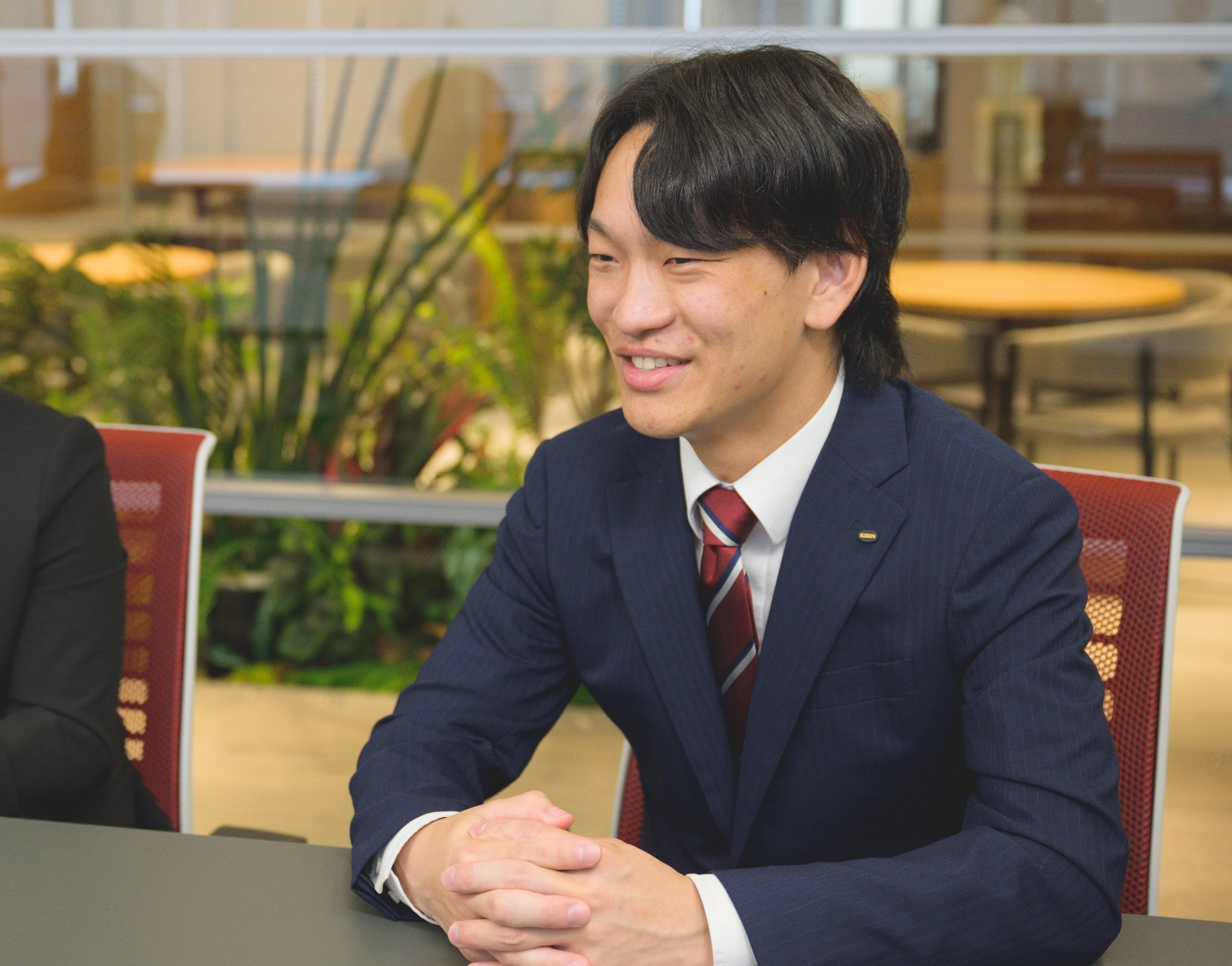 話す若手社員
