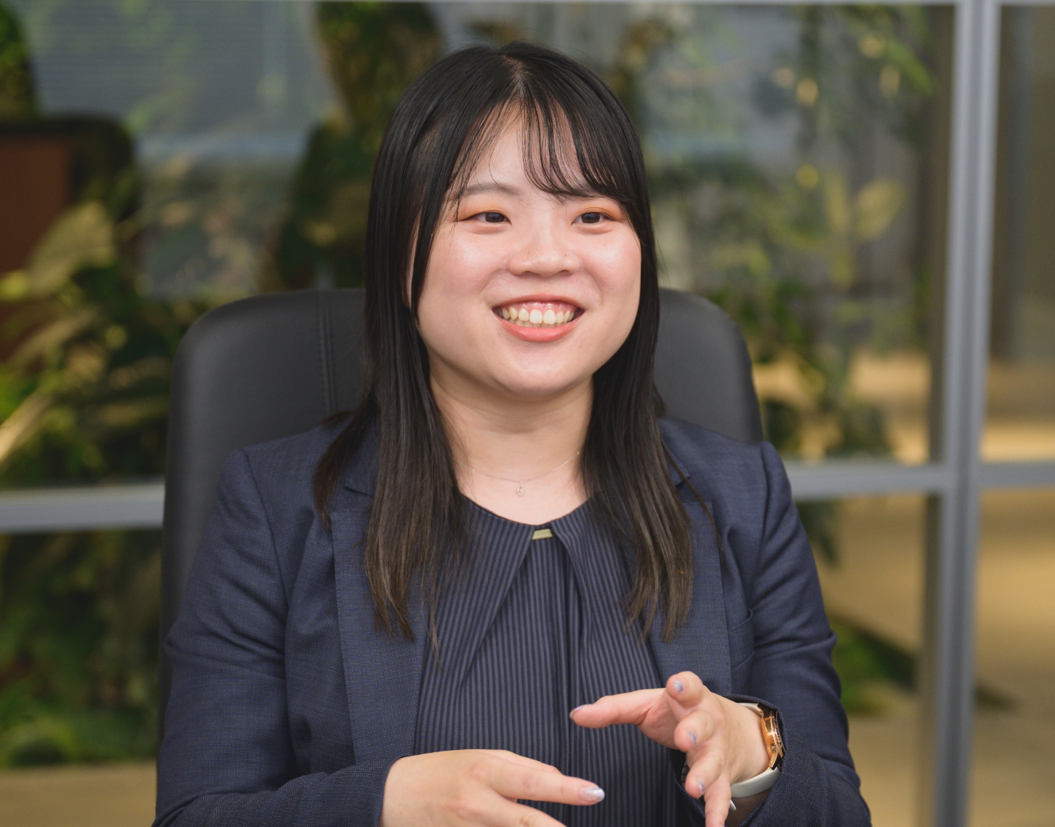 話す女性社員