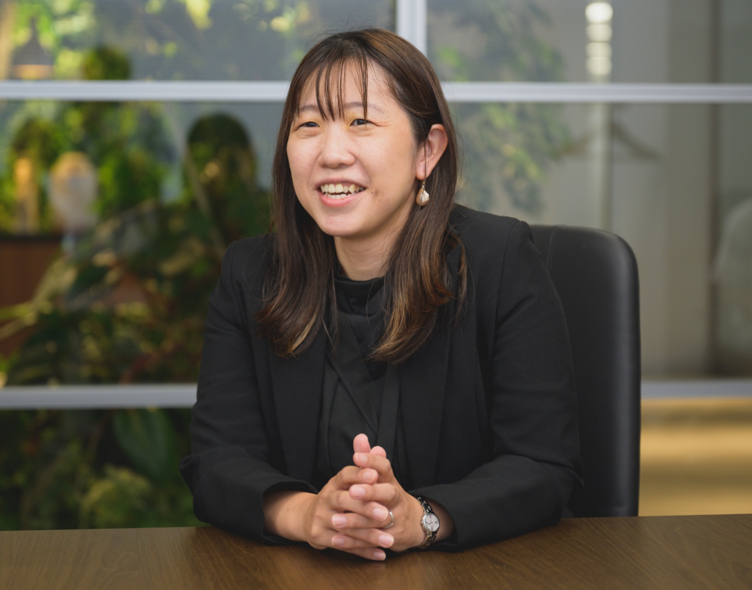 話す女性社員